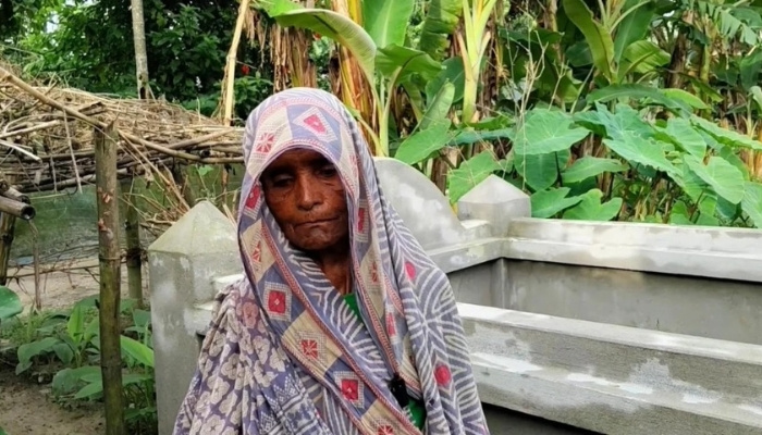 সন্তানদের অবহেলা, বেঁচে থাকতেই নিজের ‘কবর’ নির্মাণ করলেন বৃদ্ধা